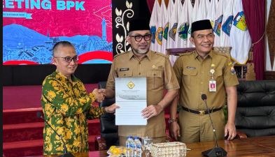 Sekda Provinsi Jambi, Dr. H. Sudirman, SH, MH, berjabat tangan dengan perwakilan BPK RI usai memimpin Exit Meeting dan Entry Meeting di Auditorium Rumah Dinas Gubernur Jambi, Selasa (30/9/2025). (Dok. Erit - Kominfo)