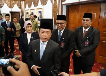 Gubernur Jambi Al Haris memberikan keterangan usai melantik jajaran direksi baru Bank Jambi di Auditorium Rumah Dinas Gubernur Jambi, Senin (1/9/2025). (Dok.Stepanus)