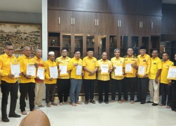 Ketua DPD I Golkar Jambi H. Cek Endra bersama pengurus DPD II, organisasi sayap, dan ormas usai menerima deklarasi serta surat dukungan resmi jelang Musda Golkar, Senin (1/9/2025). (Dok.Daus)