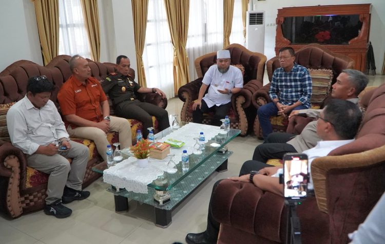 Gubernur Bengkulu, Helmi Hasan bersama Forkopimda menggelar rapat dengan PT Pelindo II, Pertamina, serta KSOP di ruang VIP Bandara Fatmawati Soekarno, Rabu (10/9). (Dok. Humas)