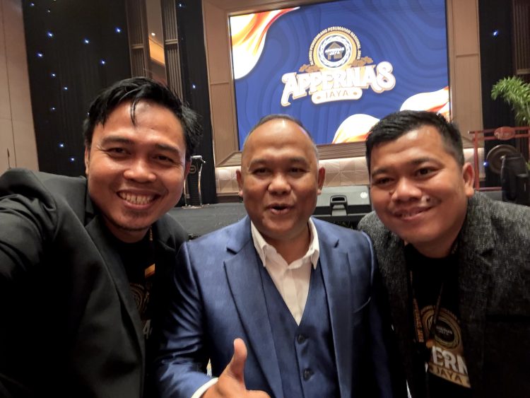 Ketua Umum APPERNAS JAYA Andriliwan Muhammad berfoto bersama pengurus DPD APPERNAS JAYA Jambi saat Rakernas dan HUT ke-6 APPERNAS JAYA di Makassar, Senin (15/9/2025). (Dok. Ara)