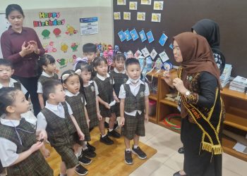 Bunda PAUD Provinsi Jambi, Hj. Hesti Haris, berinteraksi dengan siswa Karunia Global School saat kunjungan ke sekolah tersebut di Kota Jambi, Selasa (16/9/2025). (Dok.Daus)