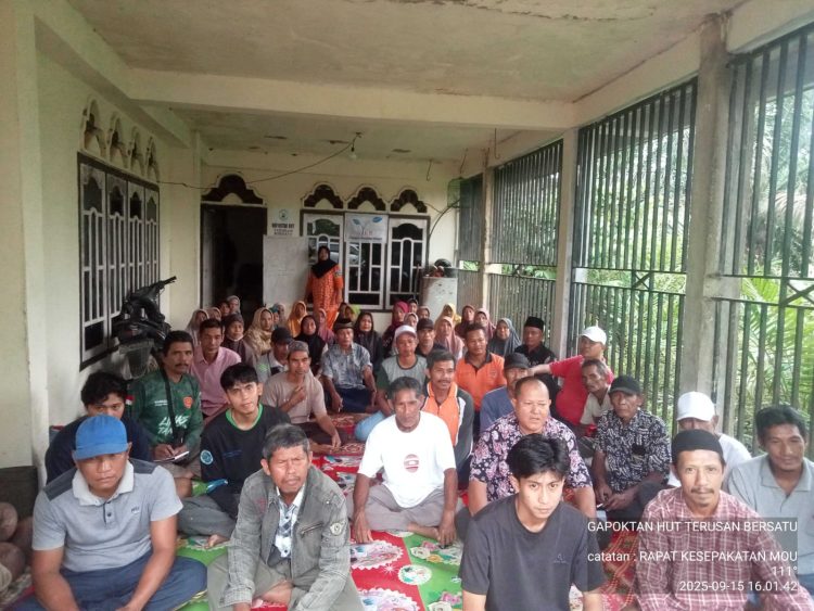 Anggota Gapoktan Terusan Bersatu mengikuti rapat internal di Desa Terusan, Jambi, Senin (15/9/2025). (Dok. nahar)