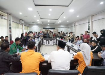 Suasana dialog antara pimpinan DPRD Kota Jambi dan massa Aliansi Mahasiswa dan Rakyat Bersatu usai aksi damai di Gedung DPRD Kota Jambi, Senin (1/9/2025). (Foto: DokStepanus)