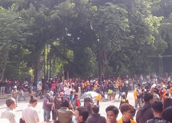 Ribuan mahasiswa dan elemen masyarakat sipil menggelar aksi demo jilid II di depan Gedung DPRD Provinsi Jambi, Senin (1/9/2025). (Foto: Stepanus)