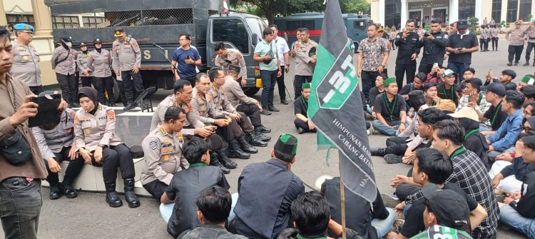 Wakapolda Jambi Brigjen Pol M. Mustaqim bersama jajaran duduk berdialog dengan mahasiswa HMI saat aksi unjuk rasa di Mapolda Jambi. Senin (1/9/2025) (Dok. Stepanus)