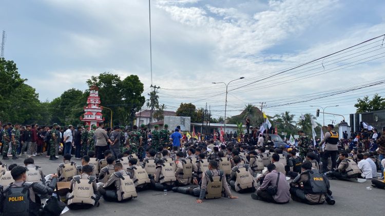 Ribuan mahasiswa menggelar aksi damai di depan Gedung DPRD Provinsi Bengkulu, Selasa (2/9/2025). (Dok. Yola)