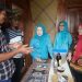 Ketua TP-PKK Provinsi Jambi, Hj. Hesti Haris, SE, berdialog dengan pengelola Rumah Kreatif Nekno di Talang Belido, Selasa (2/9/2025). (Dok. Daus)