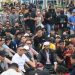 Kapolda Bengkulu Irjen Pol. Mardiyono, S.I.K., M.Si., bersama Wakapolda Brigjen Pol. Dicky Sondani, Danrem, dan sejumlah anggota DPRD turun langsung memantau jalannya aksi di depan Kantor DPRD Provinsi Bengkulu, Selasa (2/9/2025). (Dok. Yola)