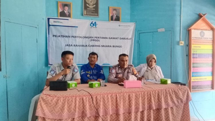Perwakilan Jasa Raharja bersama narasumber dari RS Bhayangkara Polres Bungo saat memberikan sosialisasi keselamatan lalu lintas dan pelatihan PPGD kepada warga Kelurahan Manggis, Kecamatan Bathin III, Kabupaten Bungo, Kamis (4/9/2025). (Dok. Humas)