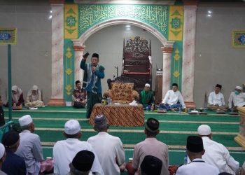 Wakil Gubernur Jambi Abdullah Sani menyampaikan tausiah pada peringatan Maulid Nabi Muhammad SAW 1447 H/2025 M di Masjid Baiturrahman, Desa Kunangan, Kecamatan Taman Rajo, Kabupaten Muaro Jambi, Kamis (4/9/2025) malam. (Dok. Erit - Kominfo)