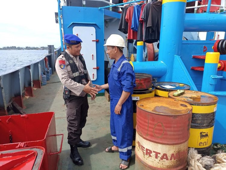 Personel Ditpolairud Polda Bengkulu berbincang dengan ABK tug boat saat patroli di perairan Muara Dua, Sabtu (6/9/2025). (Dok. Yola)