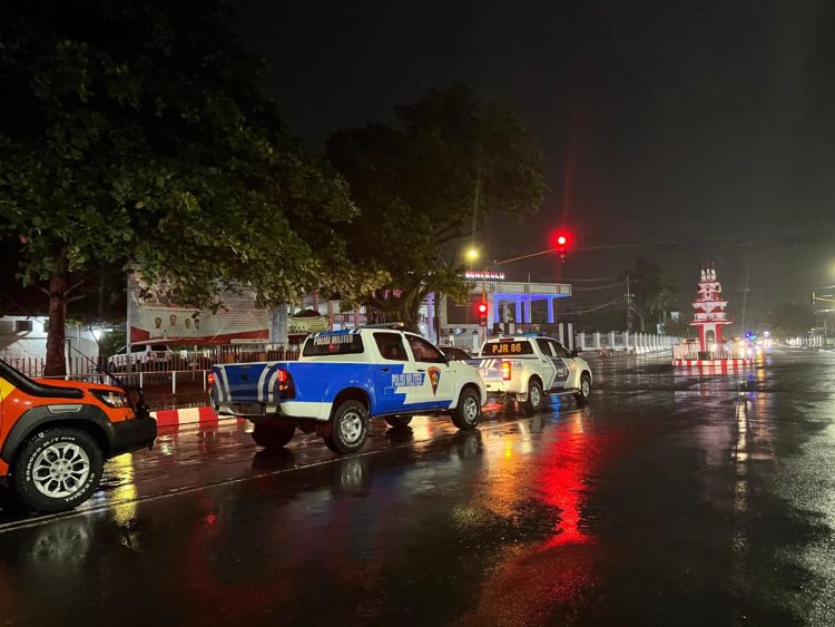 Konvioi kendaraan Personel Polda Bengkulu bersama masyarakat di pesisir Pantai Panjang, memastikan keamanan dan ketertiban tetap terjaga meski cuaca ekstrem melanda kota. (Dok. Yola)