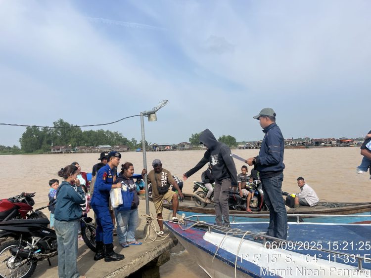 Personel Polairud Polda Jambi melakukan pengamanan dan pemeriksaan keberangkatan speed boat di Pelabuhan Nipah Panjang, Tanjung Jabung Timur, Minggu (6/9/2025).(Dok, Humas)