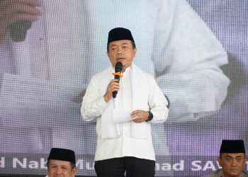 Gubernur Jambi Al Haris menyampaikan sambutan dalam peringatan Maulid Nabi Muhammad SAW di Ponpes Kumpeh Daaru At-Tauhid, Muaro Jambi, Sabtu (6/9/2025). (Dok. Daus)