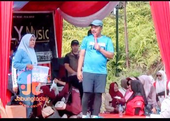Bupati Kerinci Monadi memberikan sambutan pada kegiatan Car Free Day di Jalur Dua Bukit Tengah, Kecamatan Siulak, Minggu (7/9/2025). (Dok. Deko)