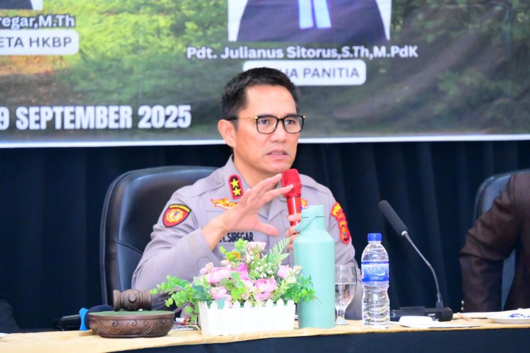 Kapolda Jambi Irjen Pol. Krisno H. Siregar menyampaikan materi tentang bahaya narkoba dan judi daring dalam Rapat Pendeta HKBP Distrik XXV Jambi di Wiltop Hotel, Senin (8/9/2025). (Dok. Humas)