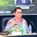 Kapolda Jambi Irjen Pol. Krisno H. Siregar menyampaikan materi tentang bahaya narkoba dan judi daring dalam Rapat Pendeta HKBP Distrik XXV Jambi di Wiltop Hotel, Senin (8/9/2025). (Dok. Humas)
