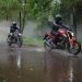 Ilustasri Pengendara sepeda motor melintas di jalanan yang tergenang air saat hujan deras (Dok. Sinsen)