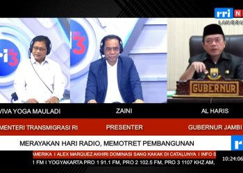 Wakil Menteri Transmigrasi Viva Yoga Mauladi bersama Gubernur Jambi Al Haris saat menjadi narasumber dalam program RRI Indonesia Menyapa Pagi yang disiarkan langsung dari Kantor RRI, Jakarta, Senin (8/9/2025). (Dok,. Kominfo)
