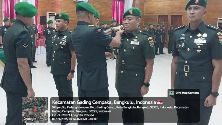 Danrem 041/Gamas Brigjen TNI Rachmad Zulkarnaen menyematkan tanda jabatan kepada pejabat baru dalam upacara serah terima jabatan Dandim 0407/Kota Bengkulu dan Dandim 0408/Bengkulu Selatan di Balai Prajurit Korem 041/Gamas, Selasa (9/9/2025). (Dok. Yola)