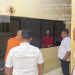 Direktur Dit Tahti Polda Bengkulu, AKBP Yuldi Kurniawan, bersama personel memeriksa ruang tahanan saat razia rutin di Bengkulu, Rabu (10/9/2025). (Dok. Humas)
