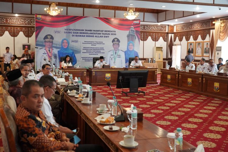 Gubernur Jambi Al Haris memimpin Rapat Koordinasi dan Sinergi Program 1 Juta Rumah Perkotaan Provinsi Jambi dan Bengkulu di Auditorium Rumah Dinas Gubernur Jambi, Rabu (10/9/2025). (Dok. Stepanus)