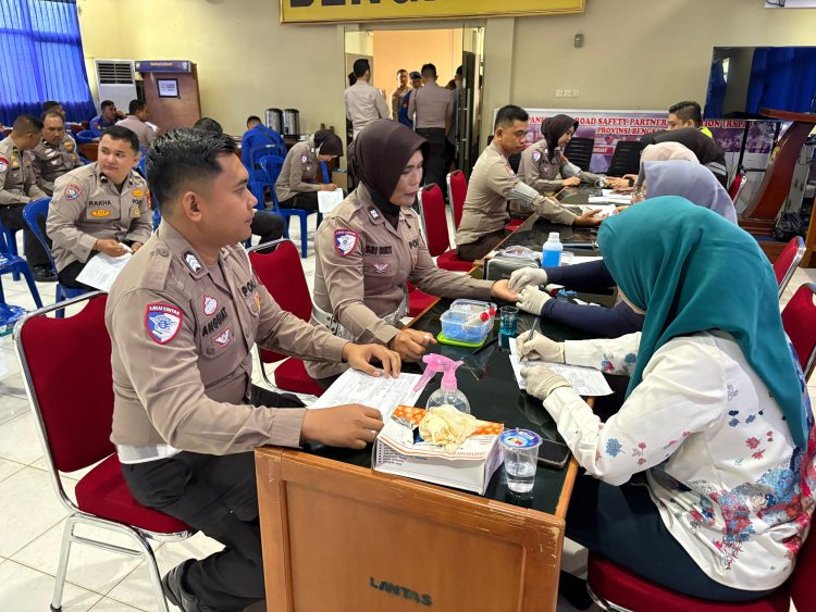 Personel Ditlantas Polda Bengkulu mengikuti kegiatan donor darah dalam rangka memperingati Hari Keselamatan Lalu Lintas dan HUT Lalu Lintas ke-70, Selasa (10/9/2025). (Dok. Yola)