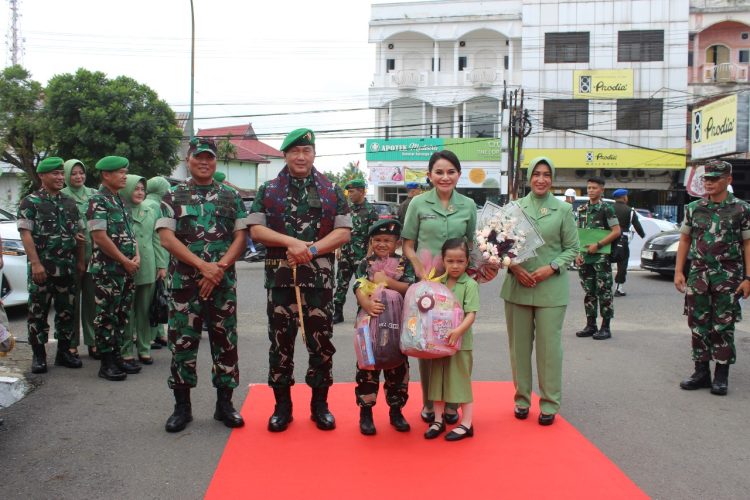 Pangdam XX/TIB Mayjen TNI Arief Gajah Mada bersama Ketua Persit KCK Daerah XX/TIB Ny. Anggi Arief G. Mada saat disambut prajurit, Persit, dan anak-anak TK Kartika Korem 042/Gapu dalam kunjungan kerja di Jambi, Rabu (10/9/2025). (Dok. Nahar)