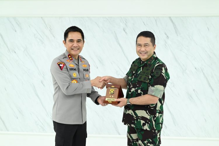 Kapolda Jambi Irjen Pol Krisno H. Siregar berjabat tangan dengan Pangdam XX/TIB Mayjen TNI Arief Gajah Mada usai pertemuan silaturahmi di Mapolda Jambi, Rabu (10/9/2025). (Dok, Humas)
