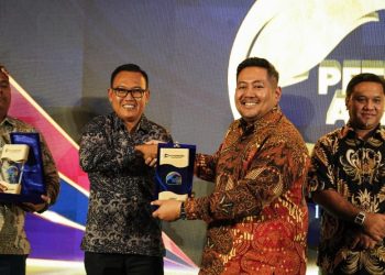 Pemred Jambi Ekspres Pirma Satria menerima trofi Juara 1 Pena Petrofin Awards 2025 kategori nonbisnis dari perwakilan manajemen PT Elnusa Petrofin pada awarding ceremony di Goodrich Suites Hotel, Jakarta, Rabu (10/9/2025). (Dok. JE)