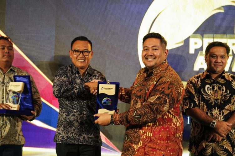Pemred Jambi Ekspres Pirma Satria menerima trofi Juara 1 Pena Petrofin Awards 2025 kategori nonbisnis dari perwakilan manajemen PT Elnusa Petrofin pada awarding ceremony di Goodrich Suites Hotel, Jakarta, Rabu (10/9/2025). (Dok. JE)