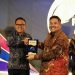 Pemred Jambi Ekspres Pirma Satria menerima trofi Juara 1 Pena Petrofin Awards 2025 kategori nonbisnis dari perwakilan manajemen PT Elnusa Petrofin pada awarding ceremony di Goodrich Suites Hotel, Jakarta, Rabu (10/9/2025). (Dok. JE)