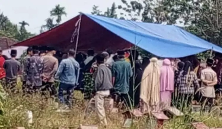 Warga menghadiri prosesi pemakaman Jefri Saputra (30), warga Jalan Kalimantan, yang ditemukan meninggal di Sungai Kampung Kelawi, Bengkulu, Jumat (12/9/2025). (Dok. Basarnas)