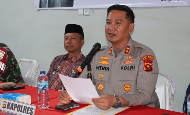 Kapolres Sarolangun, AKBP Wendi Oktariansyah, memberikan keterangan pers terkait insiden di kebun sawit PT. APTP, Desa Lubuk Sepuh, Kecamatan Pelawan, Jumat (12/9/2025). (Dok. Humas)