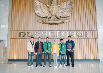 Ketua DPRD Kota Jambi Kemas Faried Alfarelly bersama Wakil Ketua Naim mendampingi perwakilan mahasiswa Aliansi Mahasiswa dan Rakyat Bersatu saat menyerahkan aspirasi terkait RUU Perampasan Aset kepada anggota DPR RI Dapil Jambi di Gedung Nusantara I, Jakarta, Jumat (12/9/2025). (Dok. Humas)