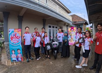 Manajemen PT Sinar Sentosa Primatama (Sinsen) bersama jajaran dealer mengantarkan langsung unit sepeda motor Honda kepada konsumen di Jambi dalam rangka Hari Pelanggan Nasional 2025. (Dok.Stepanus)