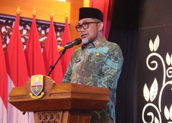 Sekretaris Daerah Provinsi Jambi, Dr. H. Sudirman, SH., MH., memberikan sambutan saat melepas Kontingen BAPOMI Jambi yang akan bertanding di POMNAS XIX Tahun 2025 di Jawa Tengah, Jumat (12/9/2025). (Dok. Daus)