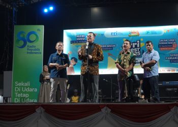 Kepala Diskominfo Provinsi Jambi, Drs. Ariansyah, ME, menyampaikan pesan Gubernur Jambi saat menutup RRI Fest 2025 di halaman RRI Jambi, Minggu (14/9/2025) malam. (Dok. Stepanus)