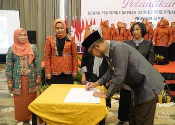 Sekda Provinsi Jambi, Sudirman, menandatangani dokumen pelantikan Pengurus KPPI Provinsi Jambi periode 2024–2029 di Swiss-BelHotel Jambi, Senin (15/9/2025). Dok. Erit Kominfo)
