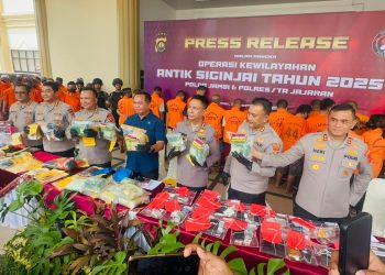 Dirresnarkoba Polda Jambi Kombes Pol Dewa Made Palguna bersama jajaran menunjukkan barang bukti hasil Operasi Antik Siginjai 2025, yang berhasil mengungkap 116 kasus narkoba dan menangkap 247 tersangka. di Mapolda Jambi/ (Dok Nahar)