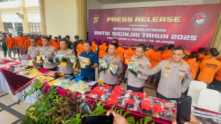 Dirresnarkoba Polda Jambi Kombes Pol Dewa Made Palguna bersama jajaran menunjukkan barang bukti hasil Operasi Antik Siginjai 2025, yang berhasil mengungkap 116 kasus narkoba dan menangkap 247 tersangka. di Mapolda Jambi/ (Dok Nahar)