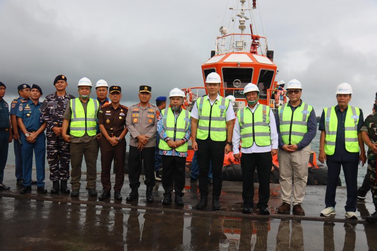 Kapolda Bengkulu bersama Menko Infrastruktur AHY, Wamenhub Suntana, Gubernur Bengkulu, dan jajaran Forkopimda meninjau progres pengerukan alur pelayaran di Pelabuhan Pulau Baai, Selasa (16/9/2025). (Dok. Yola)