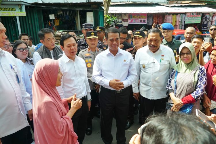 Menteri Pertanian Andi Amran Sulaiman bersama Ketua DPD RI Sultan B. Najamudin dan Wagub Bengkulu Mian berdialog dengan warga saat meninjau Pasar Panorama, Rabu (17/9/2025). (Dok . Yola)