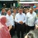 Menteri Pertanian Andi Amran Sulaiman bersama Ketua DPD RI Sultan B. Najamudin dan Wagub Bengkulu Mian berdialog dengan warga saat meninjau Pasar Panorama, Rabu (17/9/2025). (Dok . Yola)
