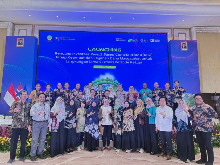 Perwakilan Prodi Kehutanan Universitas Muhammadiyah Jambi bersama delegasi perguruan tinggi kehutanan se-Indonesia saat menghadiri Launching Rencana Investasi RBC Tahap IV dan Small Grant III di Jakarta, 28 Agustus 2025. (Dok. UM Jambi)