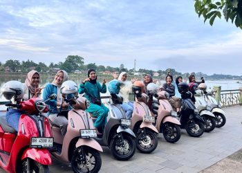 Sejumlah anggota komunitas Yamaha Filano Jambi berfoto bersama usai melakukan city touring akhir pekan di kawasan Kota Jambi. (Dok. Daus)