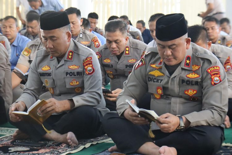 Kapolda Bengkulu Irjen Pol Mardiyono bersama Wakapolda Brigjen Pol Dicky Sondani mengikuti kegiatan Bimbingan Rohani dan Mental (Binrohtal) di Masjid Al Amin Polda Bengkulu, Kamis (18/9/2025). (Dok. Yola)