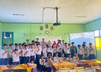 Siswa SMP Negeri 7 Kota Bengkulu bersama guru dan personel Bidhumas Polda Bengkulu usai mengikuti sosialisasi bertema ‘Stop Kenakalan Remaja’, Kamis (18/9/2025). (Dok. Yola)