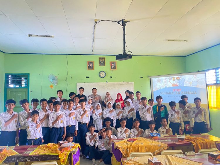 Siswa SMP Negeri 7 Kota Bengkulu bersama guru dan personel Bidhumas Polda Bengkulu usai mengikuti sosialisasi bertema ‘Stop Kenakalan Remaja’, Kamis (18/9/2025). (Dok. Yola)